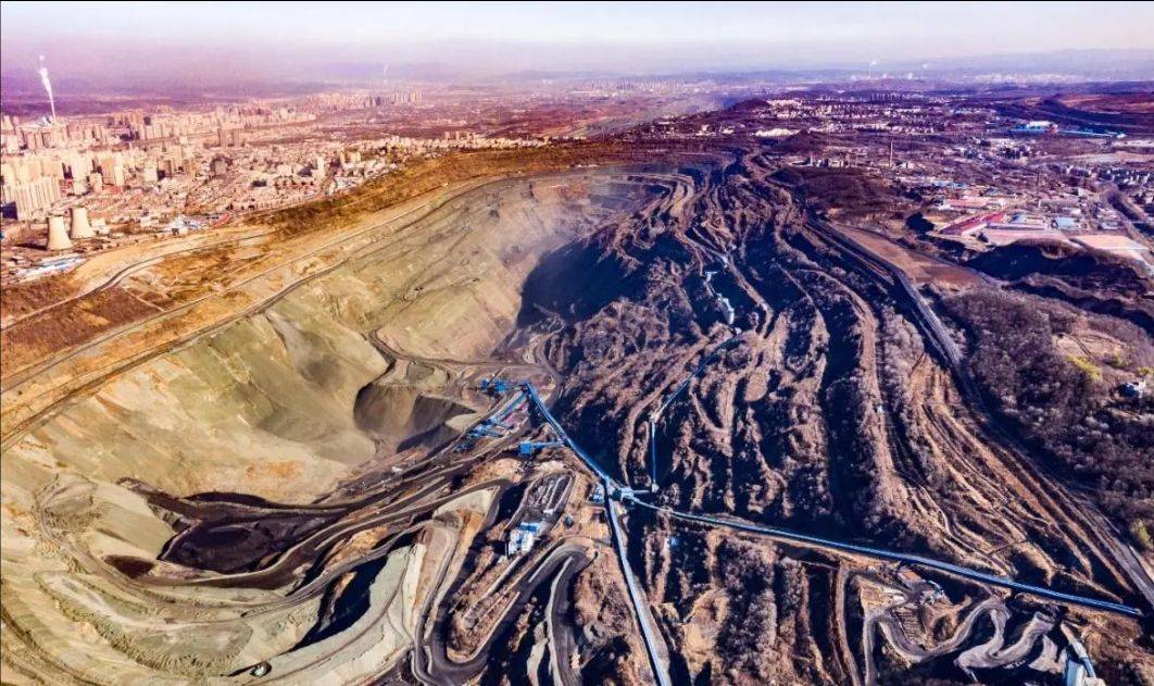 原创连续开采118年的西露天煤矿关停后留下巨大矿坑如今怎么样了