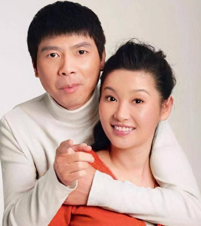 冯小刚和徐帆24年结婚没有孩子,两人恩爱如常,为孩子付出很多