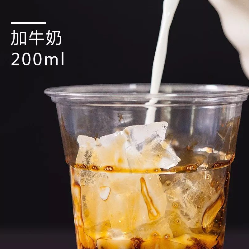 吸收了其精华,在喝时可以先尝到底部黑糖珍珠的q弹和牛奶的香浓;若