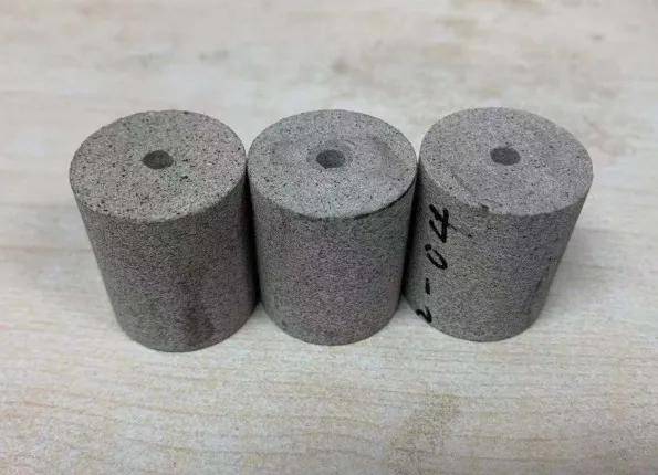 2mm;选择任一端面中心钻直径4mm,深度10mm的盲孔,用以注入流体.