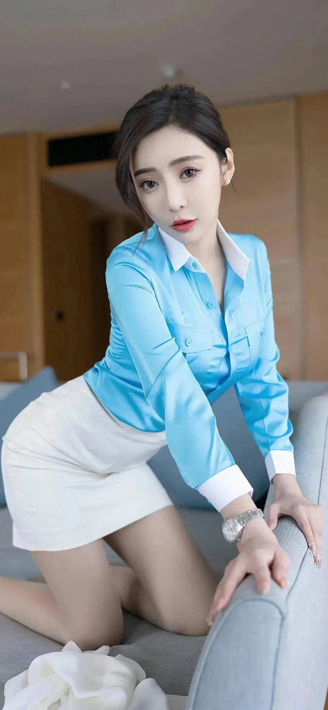 穿梭于黑丝白丝之间的诱惑王馨瑶的秘书写真