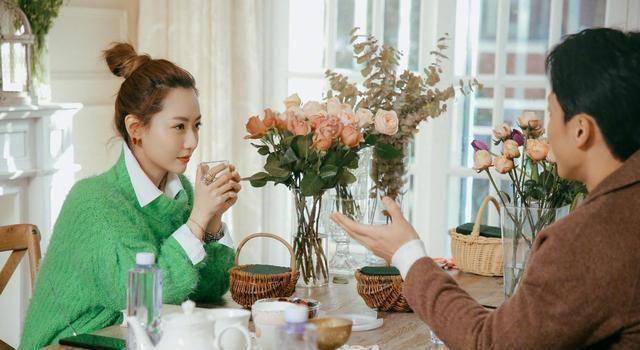 白冰综艺节目插花美貌与气质不减当年.薄荷绿色毛衣,丸子头优雅