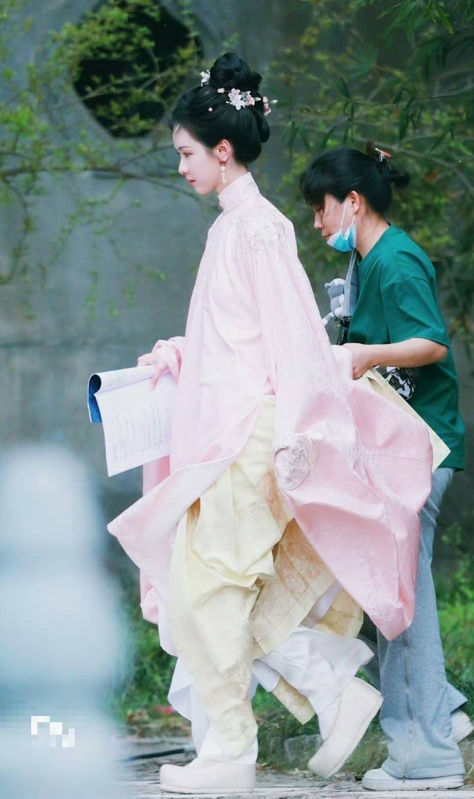 原创50岁的王艳还算不算大美人看她和30岁陈都灵的同框就知道了