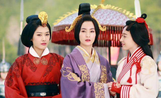 邓太后的哥哥邓骘是汉朝的大将军,一直在边境驻守,对维护汉朝