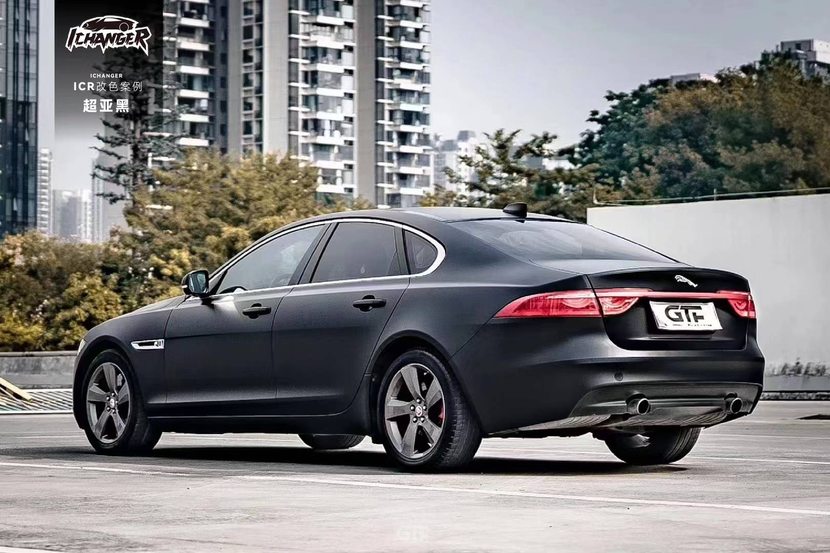 捷豹xficr改色膜超亚黑看起来战斗力十足