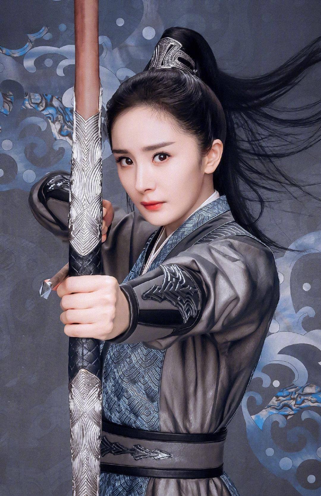 你有多久没有看见黑长卷的杨幂了
