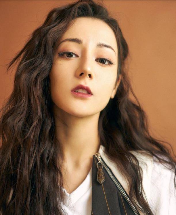 原创热巴穿西装配皮鞋出席活动男友力爆棚蓬松卷发太飒了