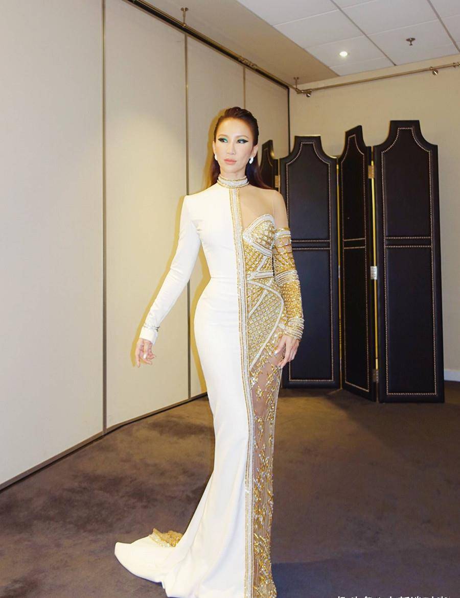 45岁李玟真招摇!穿时尚裙只顾右边忘了左边,微露香肩好迷人