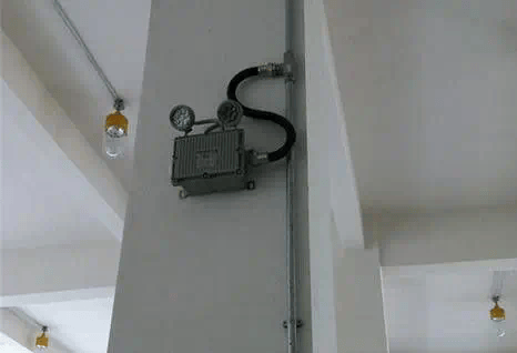 在高层建筑消防控制室,消防泵室,防排烟机房,配电室,应急发电室以及