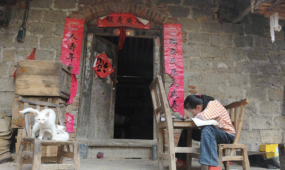 原创16岁女孩葬礼感动全村村民顶着烈日为其送葬三个哥哥长跪不起