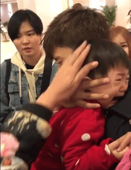 原创原创张杰要求对方道歉演唱现场撞倒小朋友张杰年龄不是犯错的理由