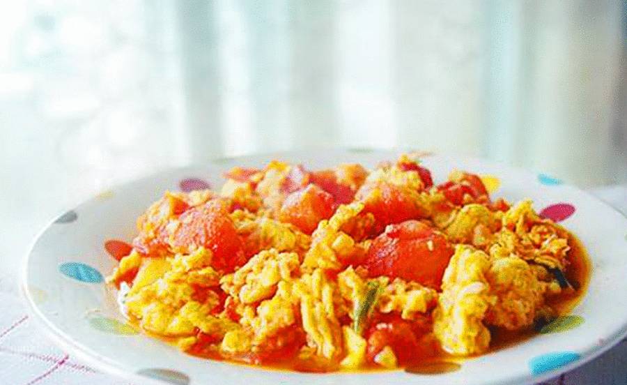 做番茄炒蛋时,有人加糖有人加盐?大厨加点它,香浓爽口更美味_大火_奶