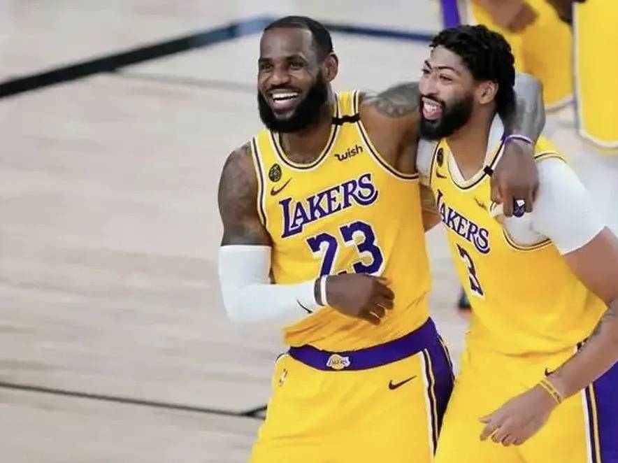 关键球员表现决定战局 明星前锋正面对决引人关注