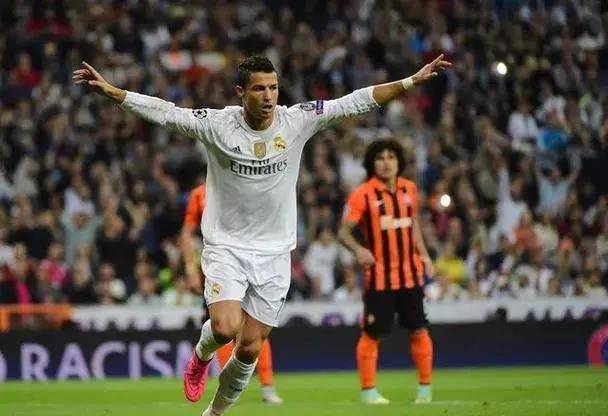 第三球:87分钟,c罗头球破门完成帽子戏法仅仅过了3分钟,c罗再次展现