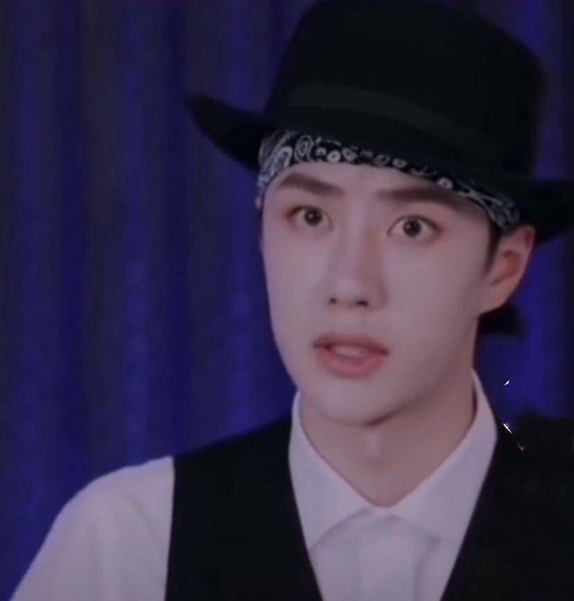 这一次王一博的造型瞬间上了热搜,这是他第1次尝试头巾的造型,穿了一