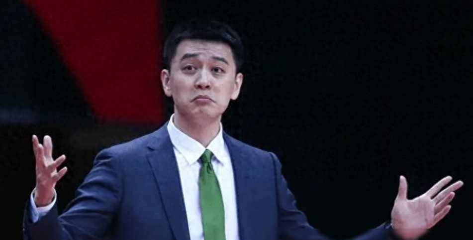 杨鸣教练寻求改变,既是为了走出当前困境,也是为了更好地应对新疆队
