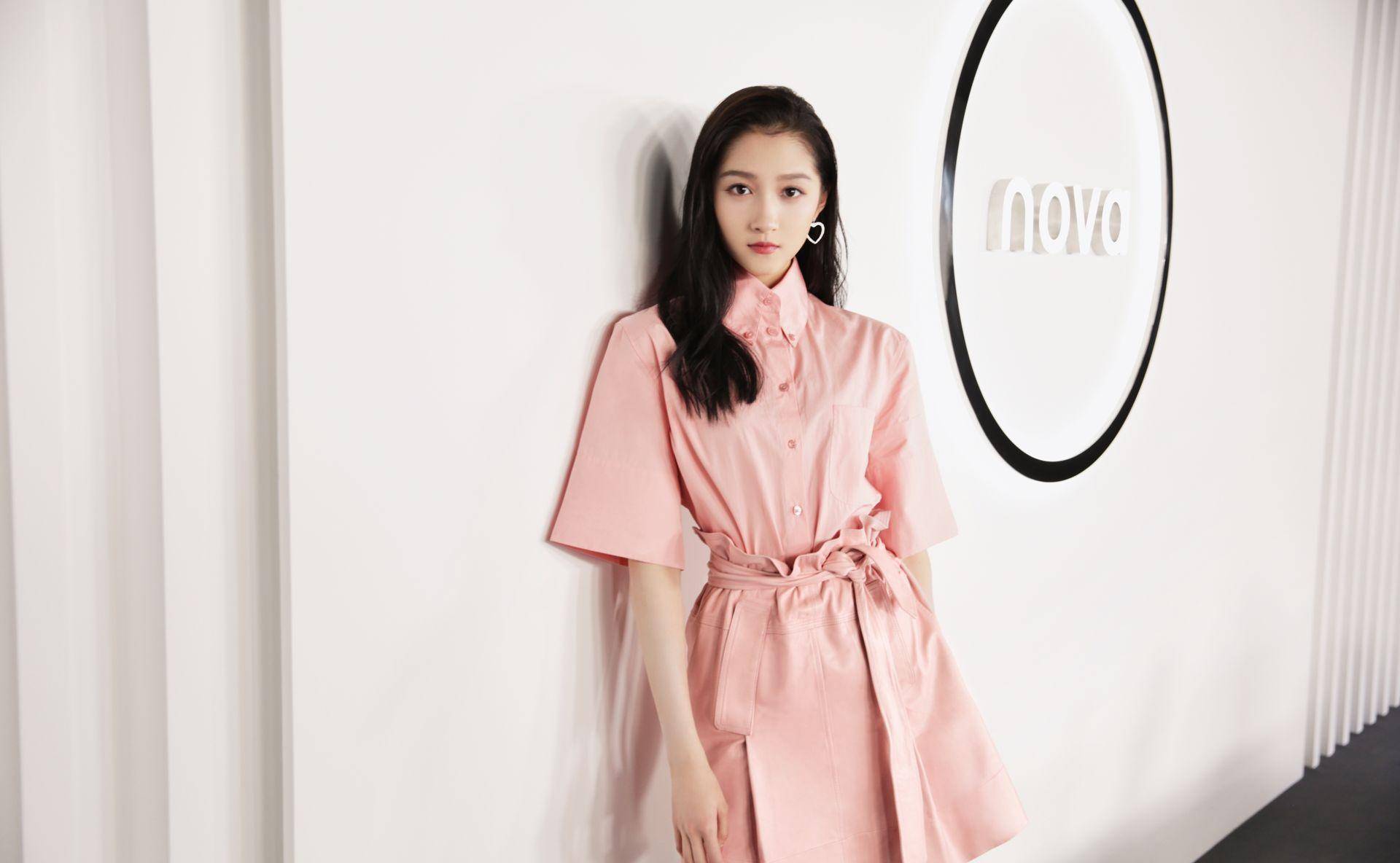 原创夏季最新穿搭安排上喽关晓彤一袭粉色连衣裙格外清爽好看