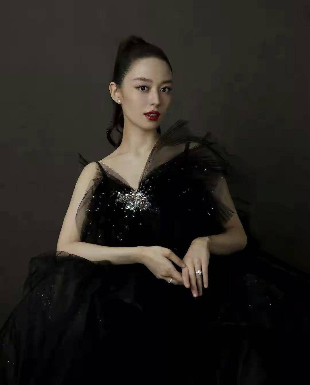 吉娜怀孕后惊艳亮相一袭薄纱黑裙时尚迷人哪里有孕妇的样子