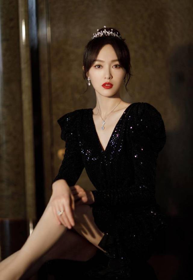 原创唐嫣分享自拍皮肤状态似花季少女嘟嘴卖萌可爱满分