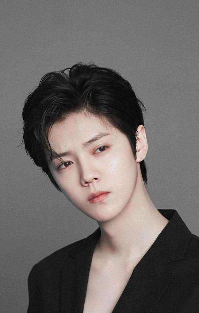 原创鹿晗新剧花絮曝光戏里戏外反差大同款伤妆却判若两人