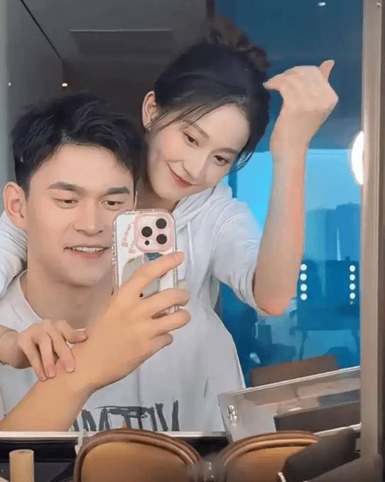 原创孙杨夫妇高调同框张豆豆穿高定礼服气质不输明星女方眼神好甜