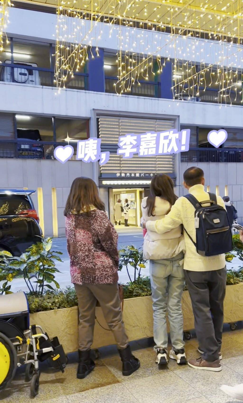 一颦一笑成人群中最耀眼焦点,身材依旧极品_网友_许晋亨_李嘉铭