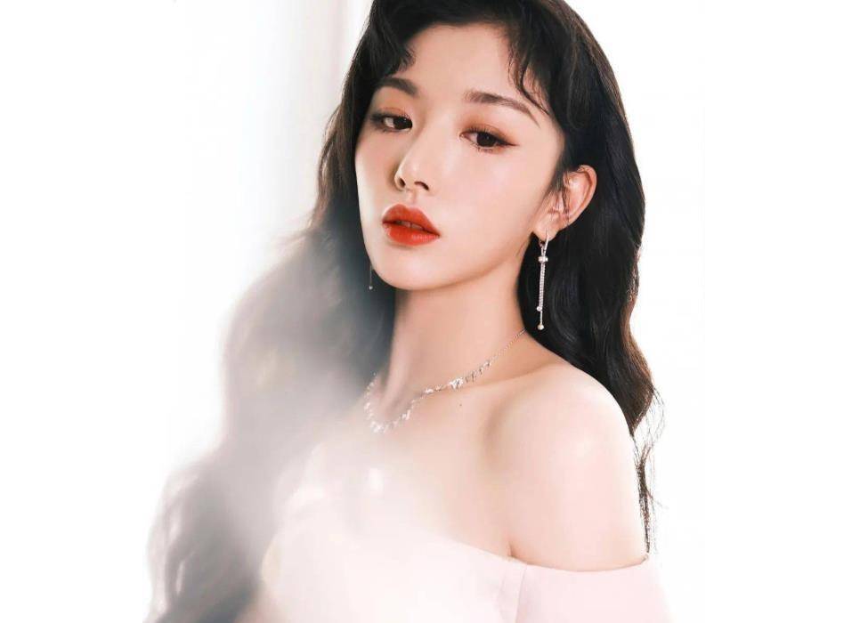 因此在很小的时候孔雪儿就开始了寄宿生活,她明白父母的不易在学校过