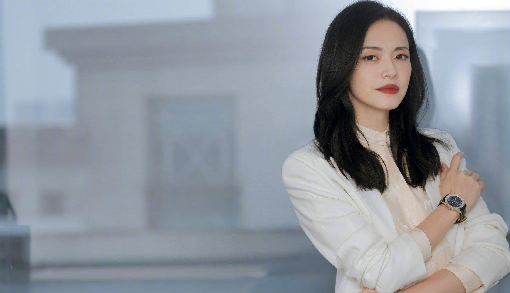 姚晨晒家中内景能看见杨柳和天空心形云彩出镜工作室被撒了一脸狗粮