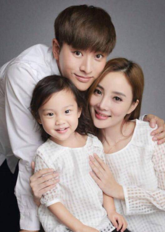 他成名后娶自己的老师,8年生三娃低调20年,如今妻子宛如少女_佟大为