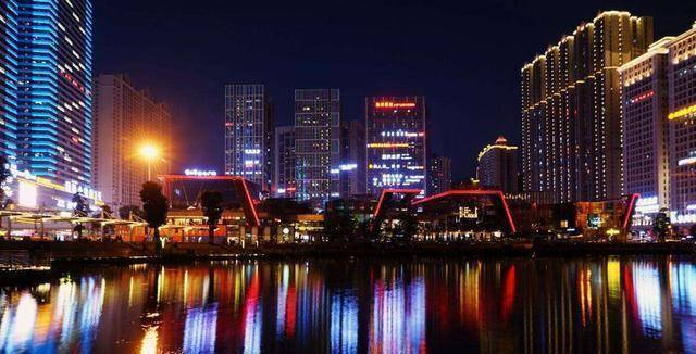 花果园位于贵阳的市中心,小区一共有26个片区,高达40层的建筑就有300