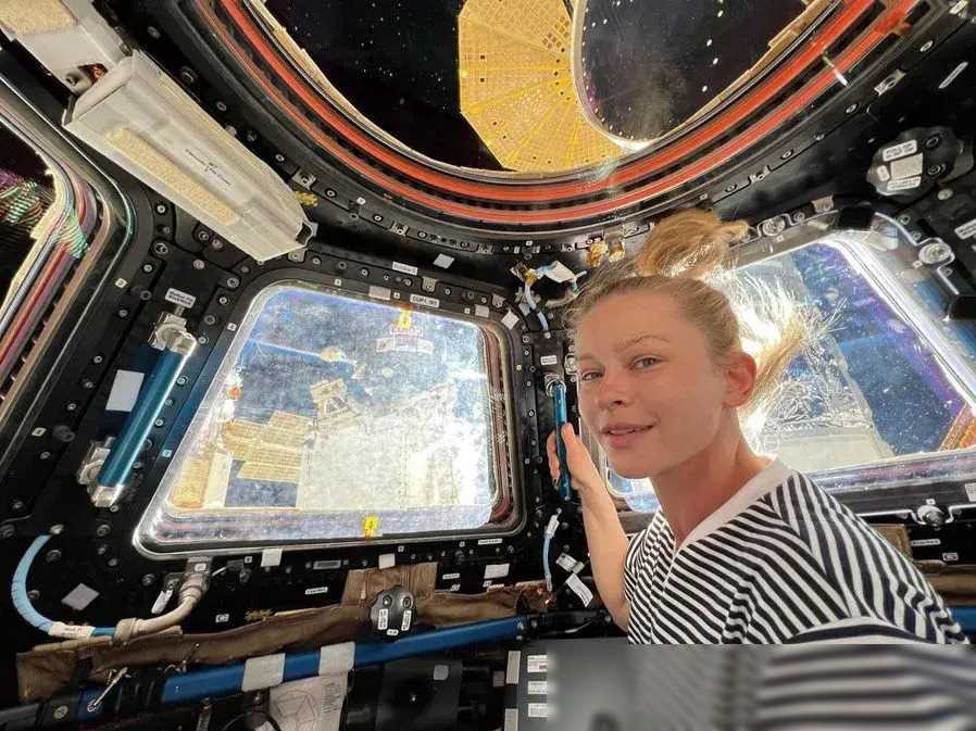 女主角尤利娅·别列希尔德经历了多种艰苦训练,最终被选中成为太空