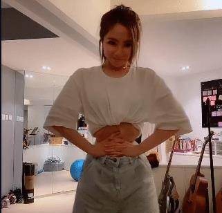 原创原创邓紫棋巴掌腰到底有多细两只手握上去没想到还有缝隙