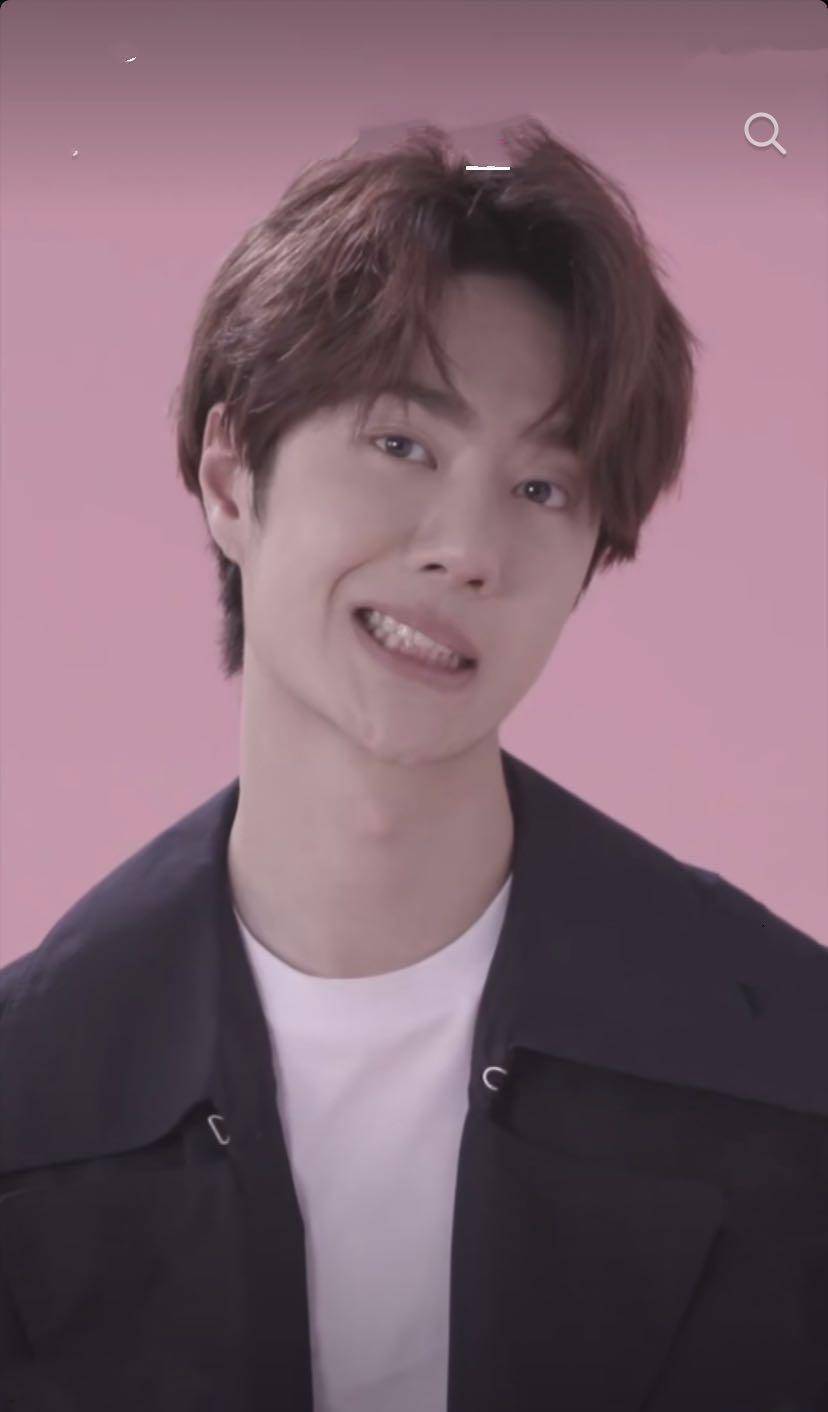 王一博晒出最新5连拍罕见戴美瞳偶像包袱碎一地