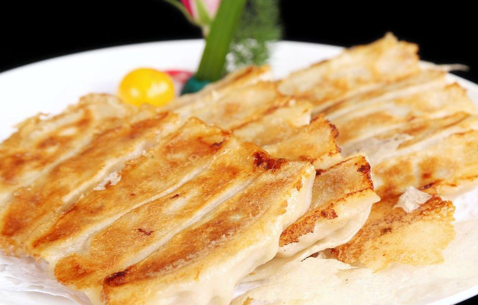 原创教你饭店大厨做锅贴的窍门这样做的锅贴金黄酥脆一吃就上瘾