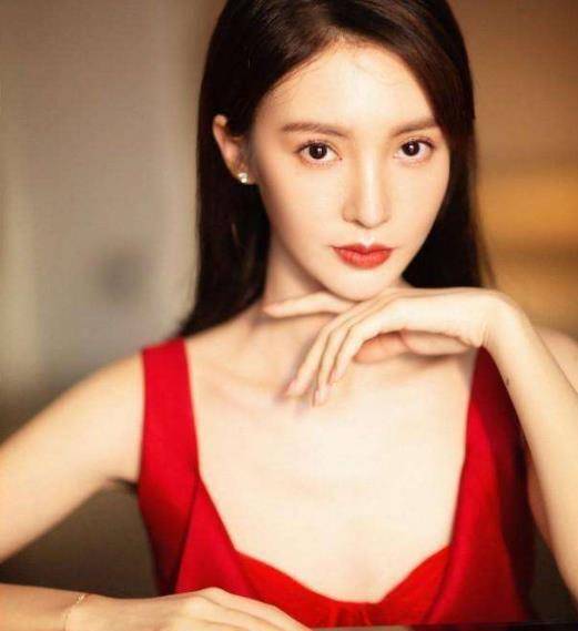 原创金晨在家做运动衣着清爽身形时尚摇头晃脑像喝醉酒