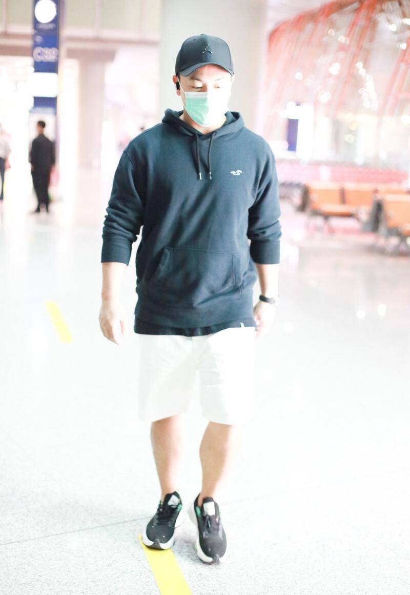 释小龙少见这么会穿,帽衫配束脚裤大气又显身材,比以往好看太多