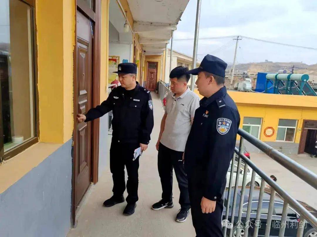 临县公安局玉坪派出所开展消防安全突击检查坚决消除校园安全隐患