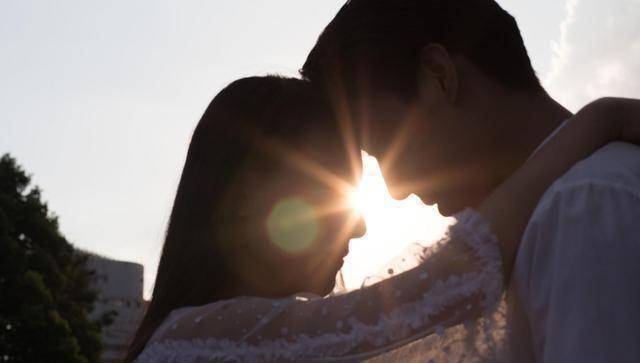 原创被人嘲笑大龄单身小11岁的男神搂住我请尊重我女朋友