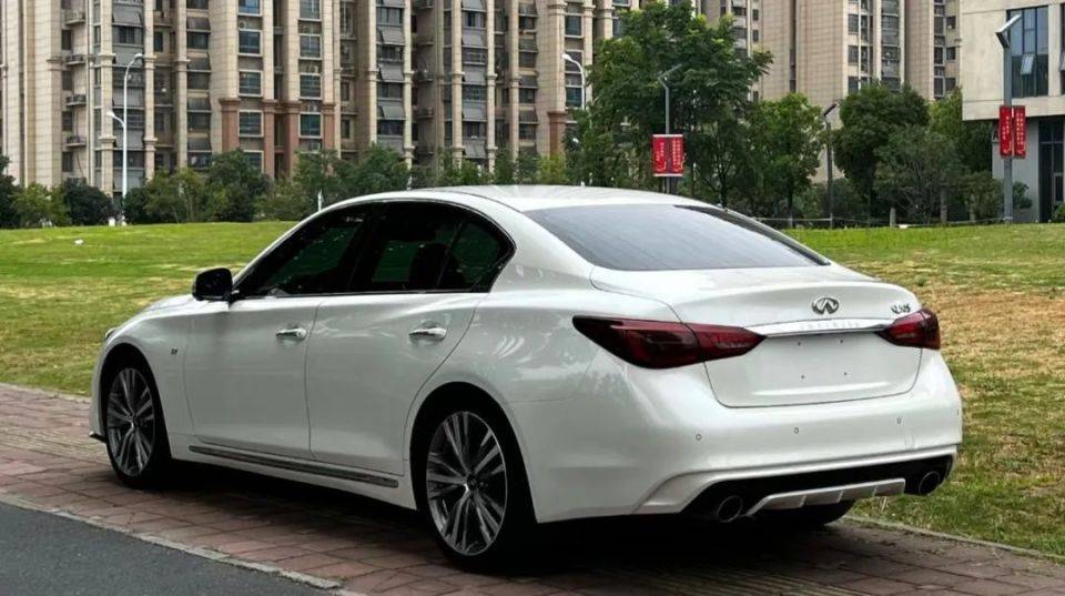 在性能方面,英菲尼迪q50l搭载了2.