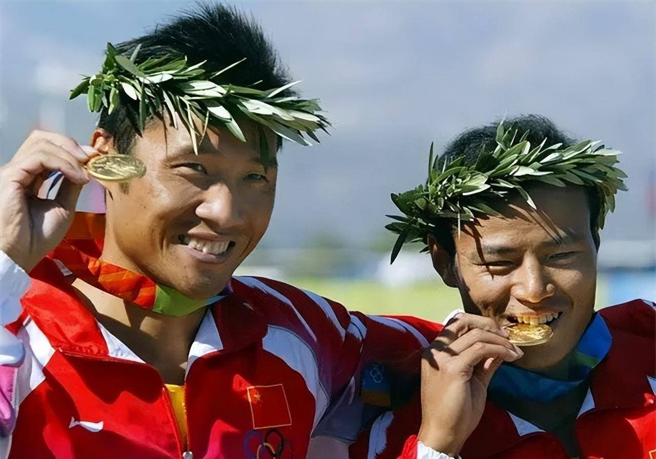 当孟关良一桨划下去,湖面突然刮起大风,杨文军此时正卯足劲将被风吹歪