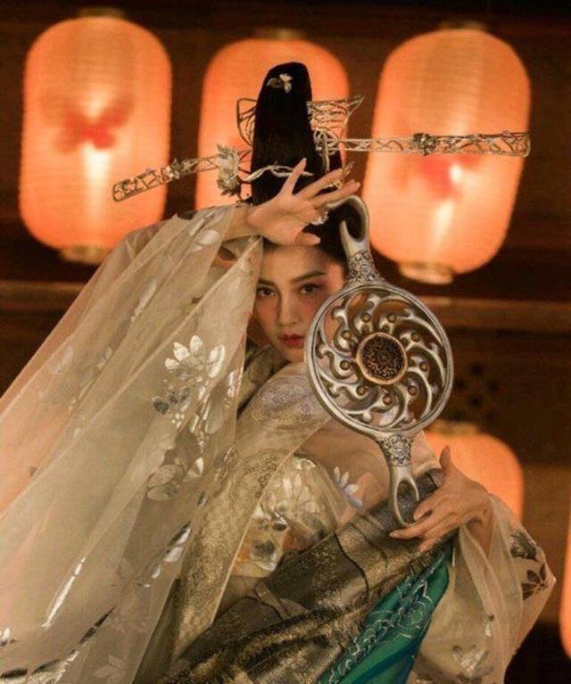 出场10分钟就挂掉的钟美宝会是angelababy的翻身之作