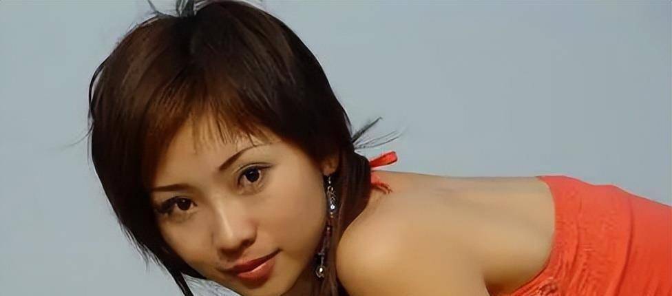 原来,因为过度操劳导致柳岩胸内长出了纤维瘤,有癌变的风险.