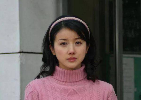 遭同性踩裙,受争议的她演艺路坎坷和印小天不相上下_孙菲菲_回应_事件