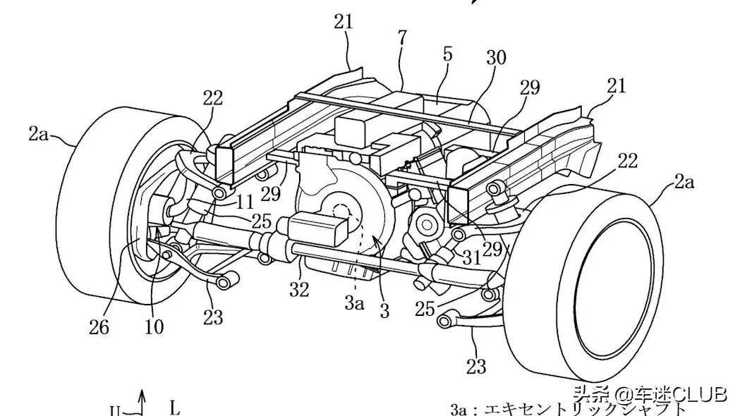 在变频器和变速驱动桥之间,沿着传动通道的