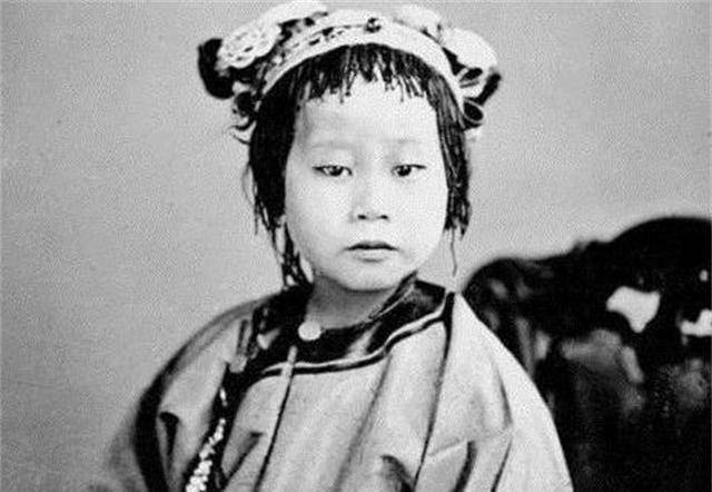 4岁就成"小媳妇",一生悲惨孤苦无依_穷人家_孩子_女孩