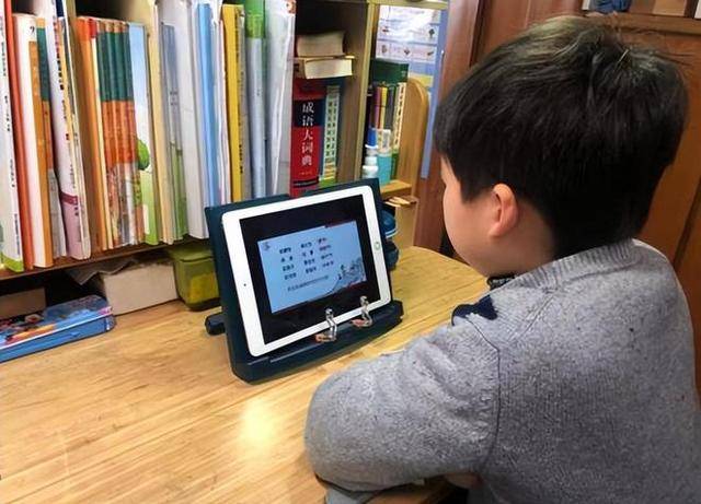 也没有承担起教师应尽的责任,自从开始网课教学后,每次上课只会给孩子