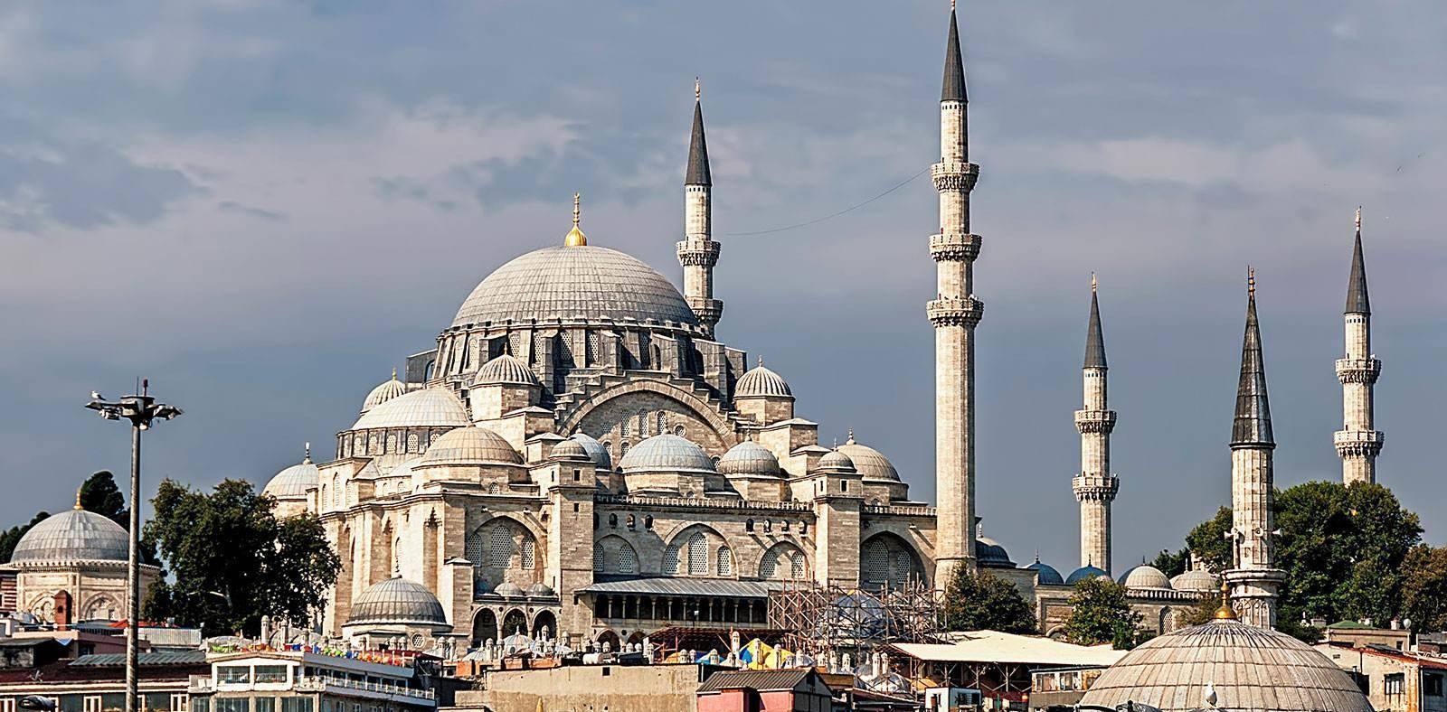 苏莱曼尼耶清真寺而除了国内建设外,鲁斯坦在外交上也功勋显著:他与