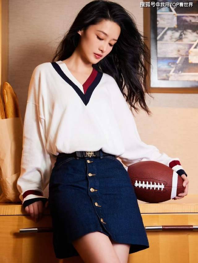 原创李沁的身材有多撩看她蹲在沙滩上的样子网友太美了