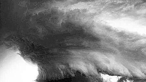 次日清晨,喀麦隆高原美丽的山坡上,水晶蓝色的尼奥斯河突然变得一片