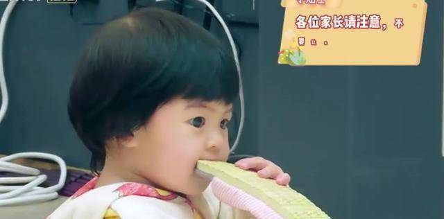 原创波妞爱吃拖鞋贾静雯直接用手拍波妞嘴唇贾静雯波妞欠修理